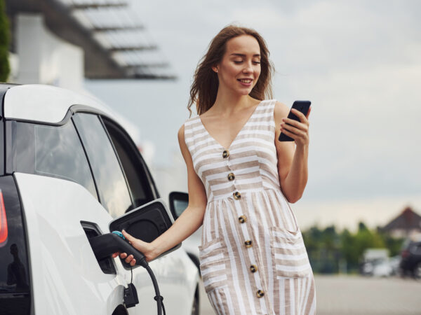 Vrouw met elektrische huurauto